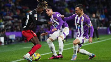 VALLADOLID, SPAIN - MARCH 17: Nico Williams of Athletic Club holds the ball whilst under pressure from Oscar Plano and Ivan Fresneda of Real Valladolid CF during the LaLiga Santander match between Real Valladolid CF and Athletic Club at Estadio Municipal Jose Zorrilla on March 17, 2023 in Valladolid, Spain. (Photo by Angel Martinez/Getty Images)