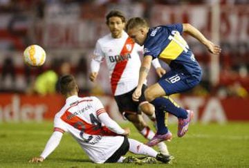 Nicolás Colazo disputa el balón con Emanuel Mammana de River Plate.