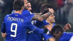 El atacante del FC Juventus Sebasti&aacute;n Giovinco celebra con sus compa&ntilde;eros despu&eacute;s de anotar el primer gol 1-0 contra Hellas Verona.