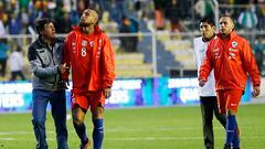 Los jugadores de Chile, Arturo Vidal y Marcelo Díaz, se lamentan al término del partido contra Bolivia por las clasificatorias al mundial de Rusia 2018.
