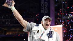 FILE PHOTO:  New England Patriots tight end Rob Gronkowski holds up the Vince Lombardi Trophy after his team defeated the Seattle Seahawks in the NFL Super Bowl XLIX football game in Glendale, Arizona, February 1, 2015. REUTERS/Lucy Nicholson/File Photo