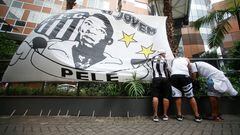 Los fans de Pelé lo acompañan a las afueras del hospital en Sao Paulo