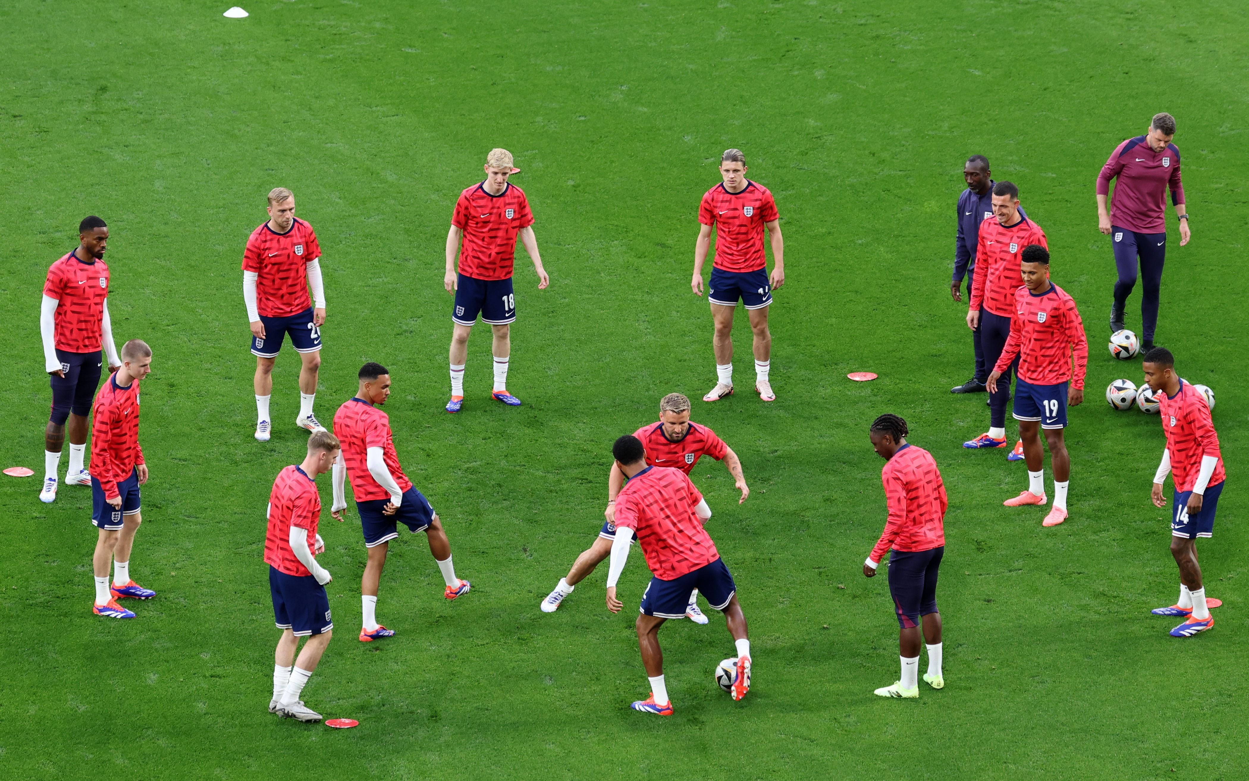 Dortmund (Germany), 10/07/2024.- Team of England warms up prior to the UEFA EURO 2024 semi-finals soccer match between the Netherlands and England, in Dortmund, Germany, 10 July 2024. (Alemania, Países Bajos; Holanda) EFE/EPA/MOHAMED MESSARA
