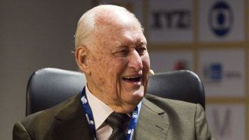 Presidente de FIFA de 1974 a 1998. Murió a los 100 años. 