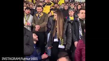 Le pide matrimonio en pleno partido del Fenerbahçe