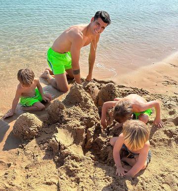 Sulmuesi vendosi të kalojë ditën e tij të pushimit me gruan e tij, Alice Campello dhe 3 fëmijët e tyre në plazh. Familja shfrytëzoi rastin për të bërë kështjella me rërë.