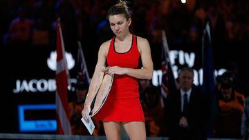 Simona Halep posa con el trofeo de subcampeona del Open de Australia tras perder en la final ante Caroline Wozniacki.