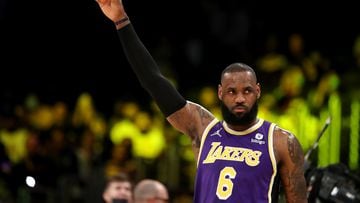 El alero estelar de los Lakers tuvo promedios de 30.3 puntos, 8.2 rebotes y 6.2 asistencias en su decimonovena temporada en la NBA.