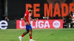 El delantero del Atlético de Madrid Memphis Depay se retira lesionado durante el partido de la tercera jornada de LaLiga que Rayo Vallecano y Atlético de Madrid disputan hoy lunes en el estadio de Vallecas, en Madrid.