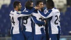 Los jugadores del Espanyol felicitan al portugu&eacute;s Simao Sabrosa, tras conseguir &eacute;ste el primer gol ante el Real Ja&eacute;n.