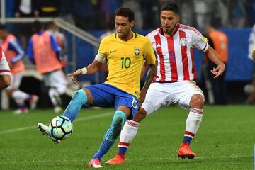 Neymar protege el bal&oacute;n ante Bruno Valdez en el &uacute;ltimo Brasil-Paraguay.