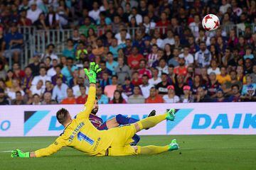Piqué turns the ball into his own net. Min. 50. 0-1.