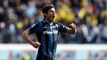 Marten De Roon (Atalanta BC) celebrates after scoring his side's first goal of the match during the italian soccer Serie A match Atalanta BC vs SSC Napoli on aprile 03, 2022 at the Gewiss Stadium in Bergamo, Italy (Photo by Francesco Scaccianoce/LiveMedia/NurPhoto via Getty Images)