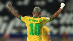 Neymar Jr. celebra la victoria de Brasil contra Per&uacute;.