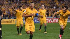 Tim Cahill of Australia (2/L) celebrates with teammates after scoring against Syria during their 2018 World Cup football qualifying match against Syria played in Sydney on October 10, 2017. / AFP PHOTO / WILLIAM WEST / -- IMAGE RESTRICTED TO EDITORIAL USE