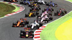 Los monoplazas tomando una de las primeras curvas del Circuito de Barcelona en el Gran Premio de Espa&ntilde;a de F&oacute;rmula 1 2017.