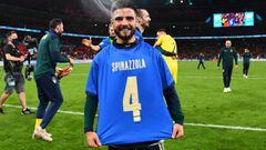Lorenzo Insigne viste la camiseta de Leonardo Spinazzola tras lograr el pase a la final de la Eurocopa 2020.