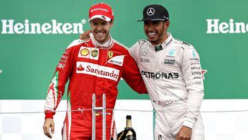 Sebastian Vettel y Lewis Hamilton en el podio del GP de Canad&aacute;.