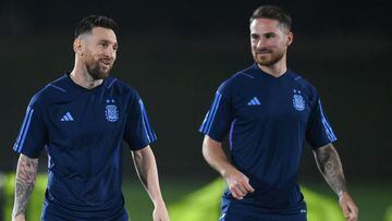 Argentina's forward #10 Lionel Messi (L) and Argentina's midfielder #20 Alexis Mac Allister take part in a training session at Qatar University training site 3 in Doha on December 17, 2022, on the eve of the Qatar 2022 World Cup football final match between Argentina and France. (Photo by FRANCK FIFE / AFP)