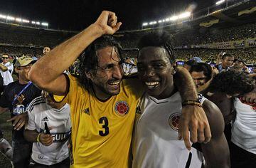 Yepes festeja justo a Carlos Sánchez la clasificación a Brasil 2014.