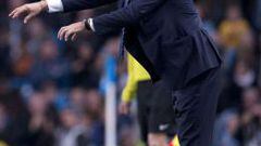 Manuel Pellegrini d&aacute;ndole instrucciones a James Milner en la derrota 2-0 con Newcastle.