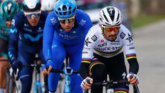 El ciclista franc&eacute;s Julian Alaphilippe rueda en fuga durante la sexta etapa de la Tirreno-Adri&aacute;tico.