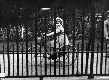 Isabel montando en su triciclo en 1931.