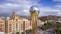 El trofeo de la Copa del Rey descansa en lo alto de la Plaza de la Marina, con una vista privilegiada de Málaga, donde se celebra la competición.