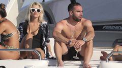 Dani Carvajal con una joven rubia y otros acompa&ntilde;antes a bordo de un yate en Ibiza durante sus vacaciones de verano 2018.