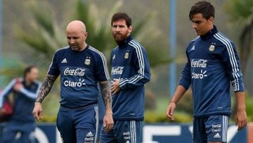 Jorge Sampaoli, Leo Messi y Paulo Dybala, con la selecci&oacute;n de Argentina.