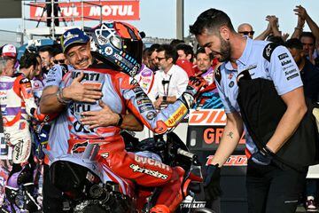 El piloto italiano de Ducati Fabio Di Giannantonio es felicitado por sus compañeros por su segundo puesto en el Gran Premio de MotoGP de Valencia.