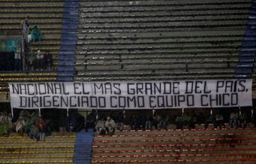 Los hinchas de Nacional, inconformes con la dirigencia, protestaron en el Atanasio Girardot previo a la presentación de los equipos.