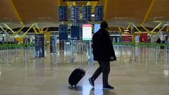 Un pasajero camina por la terminal T4 del Aeropuerto Adolfo SuÃ¡rez Madrid-Barajas durante el primer dÃ­a de cierre perimetral por el puente de la ConstituciÃ³n en Madrid (EspaÃ±a), a 4 de diciembre de 2020. El cierre perimetral de la regiÃ³n ha sido decretado por la Comunidad de Madrid desde esta medianoche y hasta el dÃ­a 14 de diciembre para evitar la expansiÃ³n del coronavirus durante la segunda ola de la pandemia.
04 DICIEMBRE 2020;CIERRE;RESTRICCIONES MOVILIDAD;COVID-19;CORONAVIRUS
Jesús Hellín / Europa Press 
04/12/2020