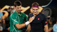 Novak Djokovic y Roger Federer se saludan tras su partido de semifinales en el Open de Australia 2020.