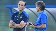 Italy&#039;s coach Roberto Mancini (L) leads their MD-1 training session at the Acqua Acetosa Sports Centre in Rome on June 15, 2021, the eve of their UEFA EURO 2020 Group A football match against Switzerland. (Photo by ANDREAS SOLARO / AFP)