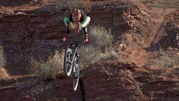 Jaxson Riddle saltando con su MTB en el tr&aacute;iler de la pel&iacute;cual Accomplice, en el desierto de Utah. 