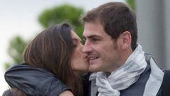 Sara Carbonero dando un beso en la mejilla a Iker Casillas.