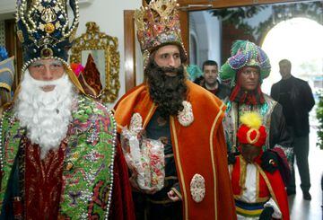 Los exjugadores del Sevilla: Óscar, Pablo Alfaro y Antoñito disfrazados de Reyes Magos visitarón el Hospital San Juan de Dios de Sevilla en 2003. 