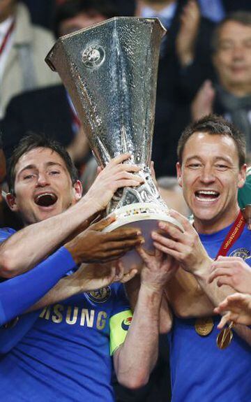 Frank Lampard y John Terry levantan el título de la UEFA Europa League de 2013. Ganaron la final al Benfica.