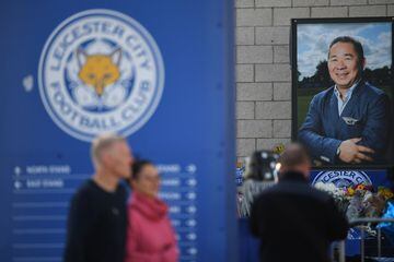 Cientos de seguidores del Leicester City se han congregado en los alrededores del King power Stadium para dar el último adiós al presidente del club, Vichai Srivaddhanaprabha.