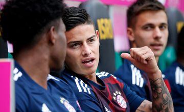 El volante colombiano James Rodríguez, junto al austriaco David Alaba, espera en el banco de suplentes por su debut con la camiseta del Bayern Múnich en la Telekom Cup, en la que su equipo jugará la final de 45 minutos ante el Werder Bremen.