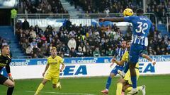 VITORIA, 10/02/2024.- El jugador Samu Omorodion (d) del Deportivo Alavés mete un gol al Villareal en el partido correspondiente a la jornada 24 de LaLiga EA Sports este sábado Mendizorroza  en Vitoria. EFE / L. Rico
