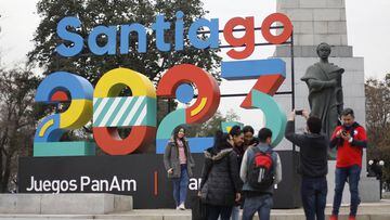 Viáticos y millonarios sueldos: el turbulento inicio de Santiago 2023