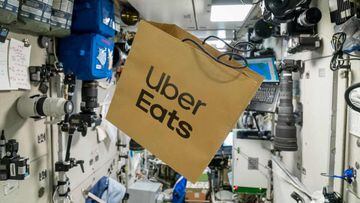 ¡Uber Eats llega al espacio! Entregan comida flotante a empresario millonario