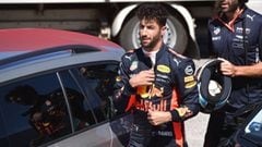 Daniel Ricciardo tras su abandono en Hungr&iacute;a.
