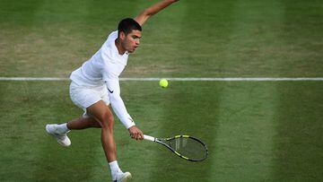 Spain's Carlos Alcaraz returns the ball to Netherlands' Tallon Griekspoor during their men's singles tennis match on the third day of the 2022 Wimbledon Championships at The All England Tennis Club in Wimbledon, southwest London, on June 29, 2022. (Photo by Adrian DENNIS / AFP) / RESTRICTED TO EDITORIAL USE