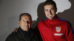 Enrique Collar, el gran capit&aacute;n del Atleti, y Gabi, quien sigue su estela, en un reportaje con AS en 2013. 
