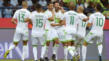 Algeria&#039;s forward Riyad Mahrez (back C) celebrates with teammates after scoring a goal during the 2017 Africa Cup of Nations group B football match between Algeria and Zimbabwe in Franceville on January 15, 2017. / AFP PHOTO / KHALED DESOUKI