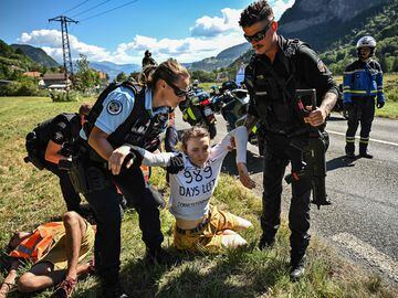 Un grupo de activistas ha detenido la décima etapa durante diez minutos, al sentarse en la carretera para protestar en defensa del medio ambiente del Mont Blanc.