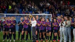 19/10/22 FUTBOL FEMENINO PARTIDO CHAMPIONS LEAGUE
FC Barcelona - Benfica

Alexia Putellas exhibe su Trofeo de Balón de Oro a la afición 